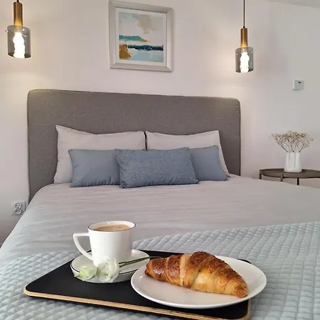 Apartament No 28 *